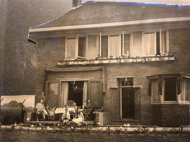 Het huis vroeger
              <br/>
              Redactie, jaren 30